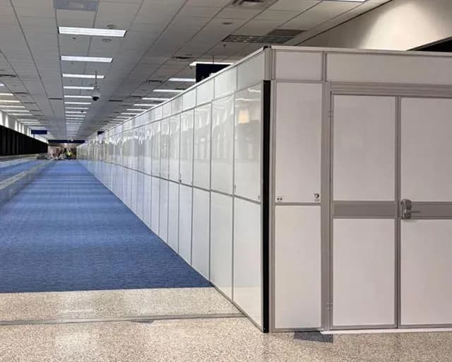 Airports & Transit — Concourse crowd-control containment